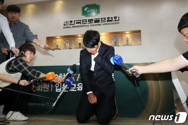 손가락 욕설로 논란을 일으킨 김비오(29·호반건설)가 1일 오전 경기도 성남시 분당구 한국프로골프협회에서 열린 상벌위원회를 마친 뒤 무릎꿇고 사죄하고 있다.  2019.10.1/뉴스1 © News1