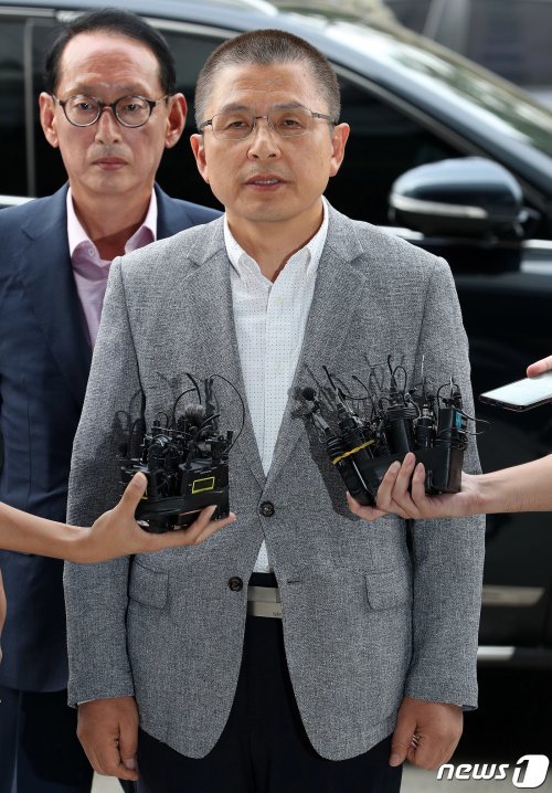 황교안 자유한국당 대표가 1일 오후 패스트트랙(신속처리안건) 지정 과정에서 벌어진 국회 내 충돌 사건 관련 조사를 받기 위해 서울 양천구 서울남부지방검찰청에 출석하며 취재진 질문에 답하고 있다. © News1