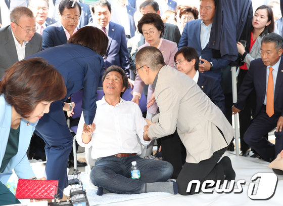 황교안 자유한국당 대표와 나경원 한국당 원내대표가 9월 30일 오후 서울 여의도 국회 본청 앞에서 조국 임명에 반발해 단식 농성 중인 이학재 의원을 찾아 병원 이송을 권유하고 있다. 사진=뉴스1