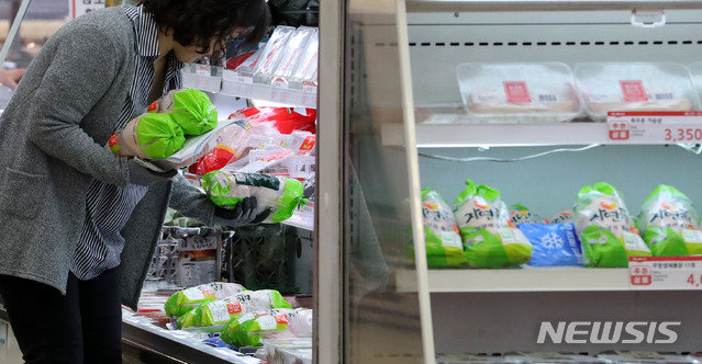 사진은 1일 오후 서울의 한 대형마트에서 고객들이 닭고기를 고르는 모습. 뉴시스