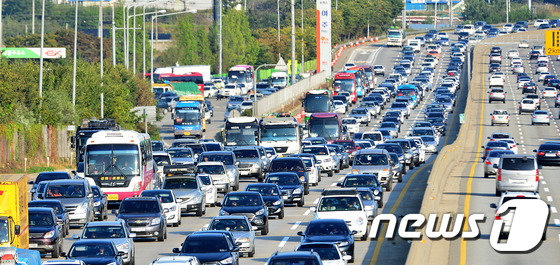 지난해 개천절 연휴 나들이 차량으로 꽉 막힌 영동고속도로 여주휴게소 부근.(뉴스1 DB) © News1