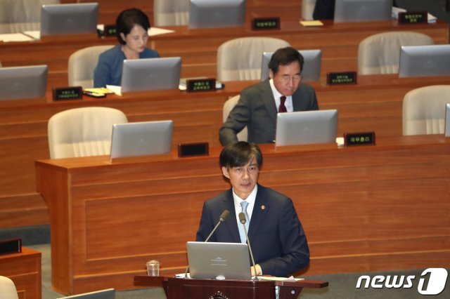 조국 법무부 장관이 1일 서울 여의도 국회 본회의장에서 열린 제371회국회(정기회) 제5차 본회의에서 교육·사회·문화 분야 대정부 질의에 답변 하고 있다. 2019.10.1/뉴스1 © News1