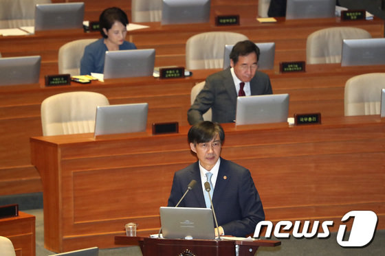 조국 법무부 장관이 1일 서울 여의도 국회 본회의장에서 열린 제371회국회(정기회) 제5차 본회의에서 교육·사회·문화 분야 대정부 질의에 답변 하고 있다.뉴스1