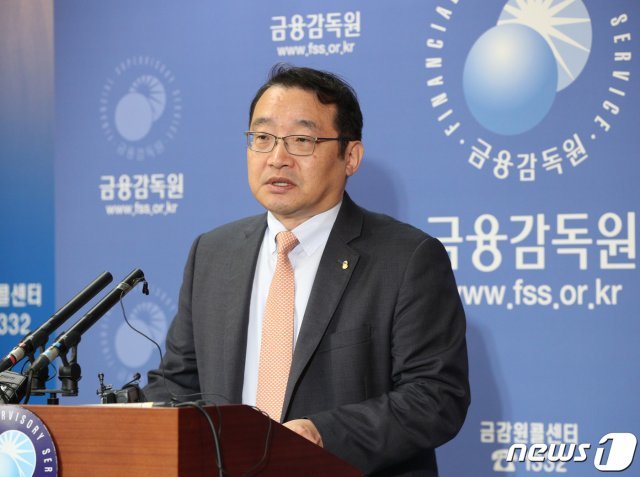 원승연 금융감독원 부원장이 1일 오전 서울 여의도 금융감독원에서 주요 해외금리 연계 파생결합상품(DLS·DLF) 관련 중간 검사결과를 발표하고 있다. 대규모 손실을 일으킨 DLS·DLF 사태를 조사 중인 금융감독원은 상품을 설계·제조·판매 전 과정에서 금융회사들이 리스크 관리에 소홀하고 불완전판매를 하는 등의 문제점을 발견했다고 밝혔다. 특히 은행은 투자자들에게 손실 위험을 숨긴 채 상품을 판매한 것으로 드러났으며 불완전판매 의심사례는 전체의 20% 내외로 드러났다. 2019.10.1/뉴스1 © News1