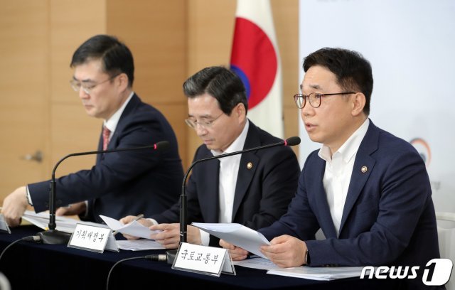 박선호 국토교통부 제1차관이 1일 오후 서울 세종대로 정부서울청사 브리핑룸에서 부동산시장 점검결과 및 대응방안 관계부처 합동브리핑을 하고 있다. 왼쪽부터 손병두 금융위원회 부위원장, 김용범 기획재정부 제1차관, 박선호 차관. 2019.10.1/뉴스1 © News1