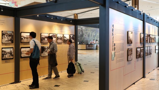 전시회를 방문한 관람객들이 작품을 감상하고 있다.