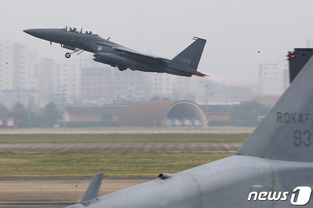 1일 ‘국군의 날’을 맞아 대구 공군기지(제11전투비행단)에서 열린 ‘제71주년 국군의 날 행사’에서 F-15K 전투기가 임무수행을 위해 이륙하고 있다. © News1