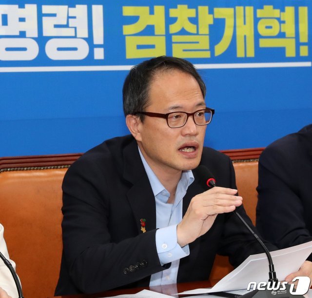 박주민 더불어민주당 검찰개혁특별위원회 위원장이 1일 서울 여의도 국회에서 열린 검찰개혁특별위원회 기획회의에서 발언하고 있다. 박주민 위원장은 “패스트트랙으로 지정되어 있는 검찰개혁관련 법안을 보다 신속 충실하게 논의해 통과시키기위해 노력하겠다“고 말했다. 2019.10.1/뉴스1 © News1