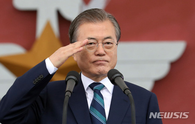 문재인 대통령이 1일 대구 공군기지에서 열린 제71주년 국군의 날 기념식에서 거수경례를 하고 있다. 사진=뉴시스