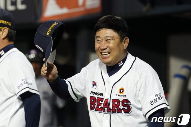 1일 오후 서울 송파구 잠실야구장에서 열린 프로야구 ‘2019 신한은행 마이카 KBO리그’ NC 다이노스와 두산 베어스의 경기에서 김태형 두산 감독이 NC 덕아웃을 향해 인사하고 있다. © News1