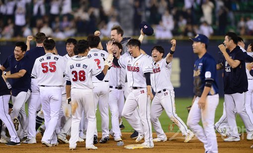 1일 서울 잠실야구장에서 열린 ‘2019 신한은행 MY CAR KBO리그’ NC 다이노스와 두산 베어스의 경기에서 9회말 터진 박세혁의 끝내기 안타를 앞세운 두산이 6-5로 승리하며 극적인 정규시즌 우승을 차지했다. 경기 후 두산 선수들이 기쁨을 나누고 있다. 잠실｜김진환 기자 kwangshin00@donga.com