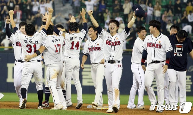 1일 오후 서울 송파구 잠실야구장에서 열린 프로야구 ‘2019 신한은행 마이카 KBO리그’ NC 다이노스와 두산 베어스의 경기에서 6대5로 승리한 두산 선수들이 기뻐하고 있다. 이날 시즌 최종전에서 승리한 두산은 SK를 제치고 정규시즌 우승을 차지했다. © News1
