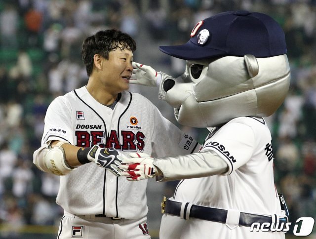 1일 오후 서울 송파구 잠실야구장에서 열린 프로야구 ‘2019 신한은행 마이카 KBO리그’ NC 다이노스와 두산 베어스의 경기 9회말 1사 2루상황에서 끝내기 안타를 친 두산 박세혁이 마스코트의 축하를 받고 있다. 이날 시즌 최종전에서 6대5로 승리한 두산은 SK를 제치고 정규시즌 우승을 차지했다. © News1