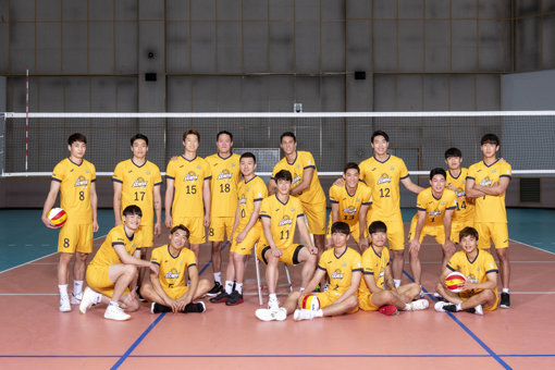 KB손해보험의 새 시즌 키워드는 ‘믿음’이다. 최근 두 시즌 동안 성적이 좋지 않았음에도 권순찬 감독을 믿고 재계약을 이행하기도 했다. 권 감독 역시 선수들을 믿고 있다. 사진은 새 유니폼을 입고 새 시즌 각오를 다지고 있는 KB손해보험 선수단. 사진제공｜KB손해보험 배구단