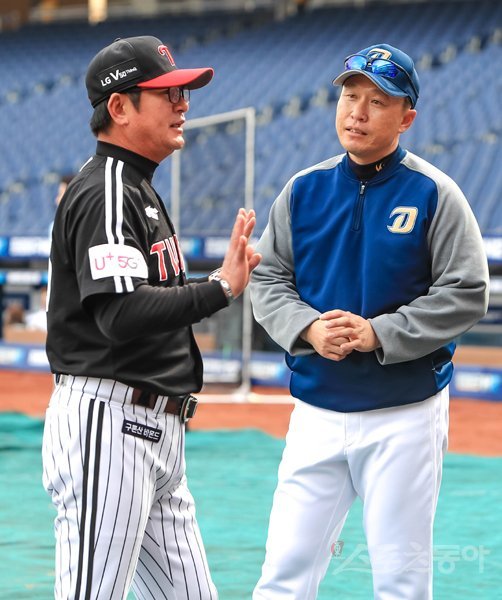 LG 류중일 감독(왼쪽)은 포스트시즌 한 경기에 선발투수 2명을 투입하는 ‘1+1 전술’의 원조로 꼽힌다. NC 이동욱 감독(오른쪽)은 초보 사령탑이지만 올 시즌 10개 팀 중 가장 다양한 선발 라인업으로 경기를 치렀다. 상대 팀 투수 전력에 대응한 능동적인 선택이었다. 각각 자신의 색깔이 뚜렷한 두 감독은 3일 와일드카드 결정전 1차전에서 물러설 수 없는 맞대결을 펼친다. 스포츠동아DB