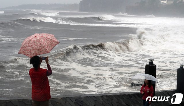 제주도가 제18호 태풍 ‘미탁(MITAG)’의 영향권에 진입한 1일 오후 제주 서귀포시 중문 앞바다에 거친 파도가 일고 있다. 미탁이 제주에 최근접하는 시점은 2일 오후 9시로 예보됐다. © News1