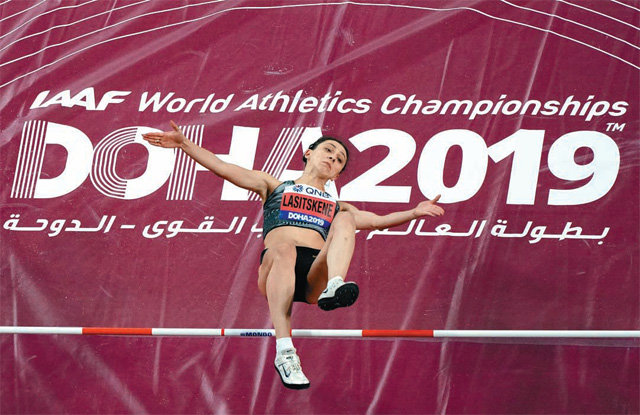 2m04 ‘훌쩍’ 마리야 라시츠케네가 1일 카타르 도하 칼리파스타디움에서 열린 2019 도하 세계육상선수권대회 여자 높이뛰기 결선에서 우승을 결정짓는 2m04 바를 뛰어넘고 있다. 라시츠케네는 세계육상선수권 여자 높이뛰기 사상 최초로 3연패를 달성했다. 도하=AP 뉴시스