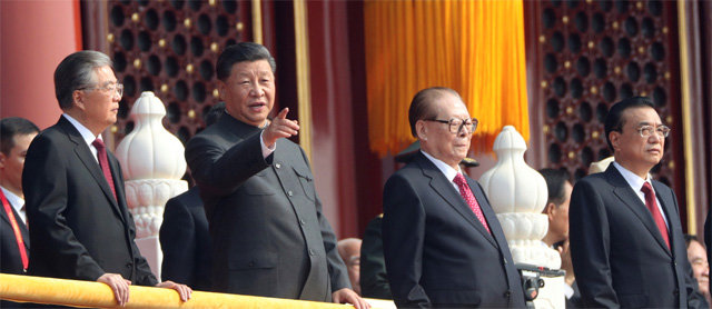 장쩌민-후진타오 前주석도 참석 시진핑 중국 국가주석(가운데)이 1일 중국 베이징 톈안먼광장에서 열린 건국 70주년 기념행사를 관람하고 있다. 후진타오(왼쪽), 장쩌민 전 주석(오른쪽)도 참석해 중국 원로들이 시 주석을 지지하고 있음을 과시했다. 베이징=AP 뉴시스