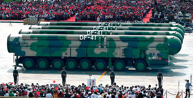 中 건국 70주년 열병식, 美전역 사정권 ICBM 첫 공개 중국이 1일 베이징 톈안먼광장에서 열린 건국 70주년 기념 열병식에서 차세대 대륙간탄도미사일(ICBM) ‘둥펑(DF)-41’을 최초로 공개했다. 중국 국방부가 사전에 “열병식에 참가하는 무기는 현역 전투장비”라고 예고한 만큼 이날 DF-41 공개를 통해 핵탄두를 10기까지 탑재하고 미국 전역을 겨냥할 수 있는 ICBM 실전 배치를 공식화한 것이다. 사진 출처 신화통신 트위터