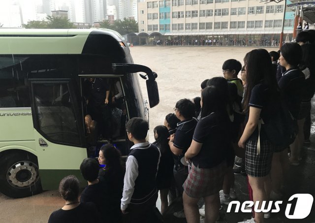 부산 광안리해수욕장 공중화장실에서 누출된 황화수소에 중독돼 의식을 잃고 쓰러진 뒤 두달여 만에 숨진 여고생 A양(19) 이 모교를 찾아 친구들과 마지막 작별인사를 나누고 있다.2019.10.02/© 뉴스1