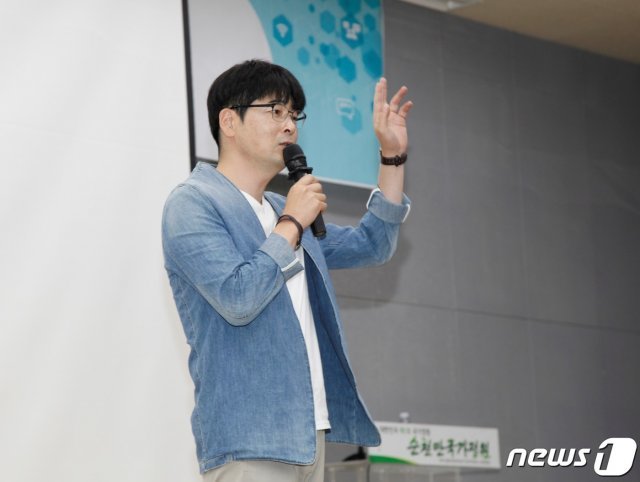 대통령 행사기획 자문위원을 맡고 있는 탁현민 전 청와대 행정관이 지난 7월10일 전남 순천시 순천만정원 국제습지센터 컨퍼런스홀에서 열린 ‘2019 순천시 정책아카데미 7월 강의‘에 초청 강사로 나서 행사 기획과 연출에 대한 자신의 노하우를 밝히고 있다. 2019.7.10/뉴스1 © News1