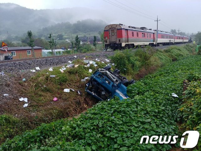 1일 오전 7시10분쯤 전남 화순 이양면 한 철길건널목에서 광주에서 순천으로 향하던 열차가 1톤 화물차를 충격했다. 운전자는 즉시 대피해 인명피해는 없었다.(전남화순소방서 제공) © News1