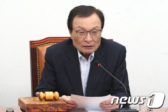 이해찬 더불어민주당 대표가 2일 오전 서울 여의도 국회에서 열린 최고위원회의에서 모두발언을 하고 있다. 사진=뉴스1