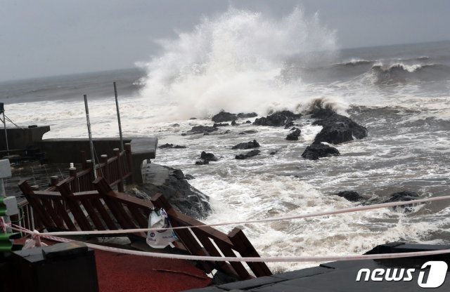 제주도가 제18호 태풍 ‘미탁(MITAG)’의 영향권에 진입한 1일 오후 제주 서귀포시 중문 앞바다에 거친 파도가 일고 있다. 미탁이 제주에 최근접하는 시점은 2일 오후 9시로 예보됐다. © News1