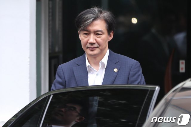 조국 법무부장관이 출근하기 위해 2일 오전 서울 서초구 방배동 자택을 나서고 있다.2019.10.2/뉴스1 © News1