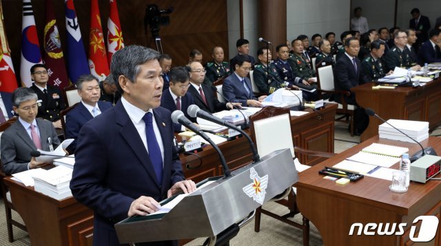 정경두 국방부 장관이 2일 서울 용산구 국방부에서 열린 국회 국방위원회 국방부와 국방정보본부 등에 대한 국정감사에서 업무보고를 하고 있다. 2019.10.2/뉴스1 © News1