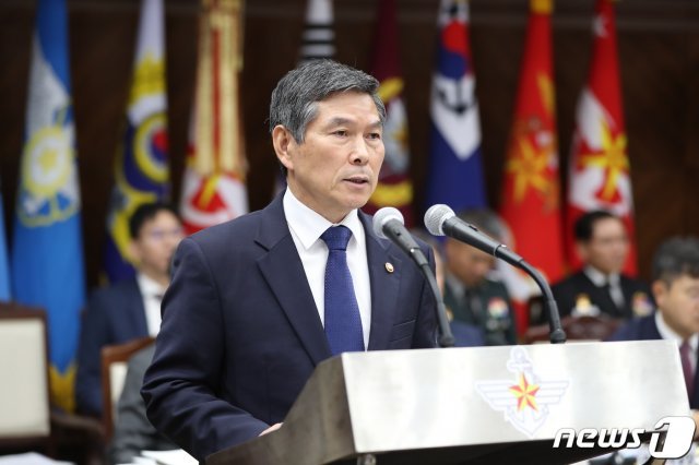 정경두 국방부장관이 2일 서울 용산구 국방부에서 열린 국회 국방위원회 국방부와 국방정보본부 등에 대한 국정감사에서 업무보고를 하고 있다. © News1