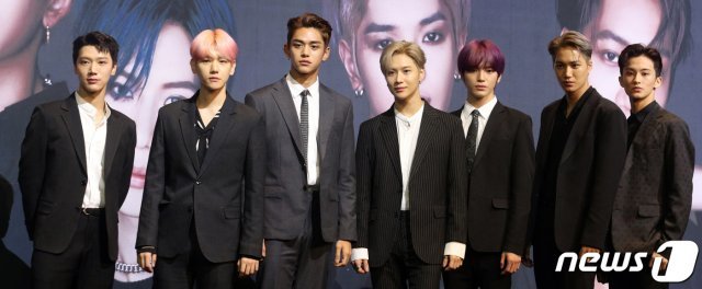 2일 오전 서울 용산구 드래곤시티에서 열린 ‘슈퍼엠(SuperM) 론칭 기자회견’에서 멤버들이 포즈를 취하고 있다. 왼쪽부터 텐, 백현, 루카스, 태민, 태용, 카이, 마크. © News1