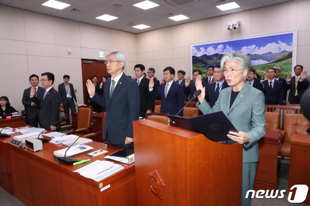 강경화 외교부 장관이 2일 서울 여의도 국회에서 열린 외교통일위원회의 국정감사에서 선서를 하고 있다. 외교부 국감에서는 5일 열리는 북미 실무회담에 대한 집중 질의가 예상된다. 2019.10.2/뉴스1 © News1