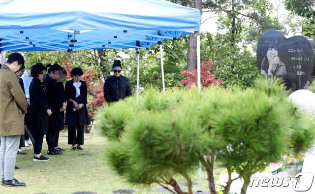 (양평=뉴스1) 권현진 기자 = 2일 오전 경기도 양평군 갑산공원묘역에서 열린 故 최진실의 11주기 추도예배에 참석한 방송인 이영자와 고인의 모친, 친구, 가족들이 기도를 하고 있다. 2019.10.2/뉴스1