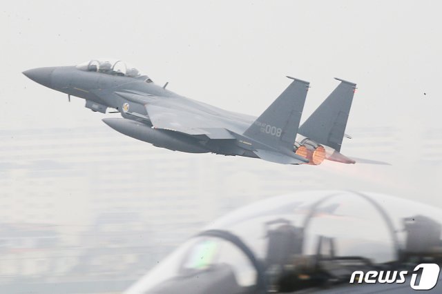 제71주년 ‘국군의 날’ 기념식이 열린 1일 대구 공군기지(제11전투비행단)에서 F-15K 전투기가 임무수행을 위해 이륙하고 있다. 2019.10.1/뉴스1 © News1