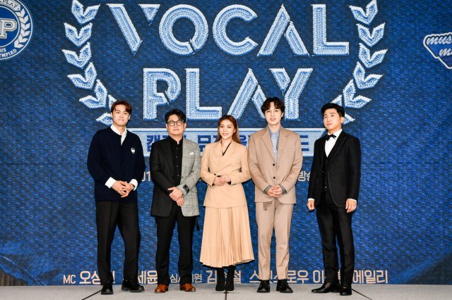 서울 마포구의 한 호텔에서 2일 열린 채널A-스카이드라마 예능 ‘보컬플레이: 캠퍼스 뮤직 올림피아드’ 제작발표회에 참여한 MC 오상진, 심사위원 김현철, 에일리, 이석훈, MC 유세윤(왼쪽부터). 채널A 제공