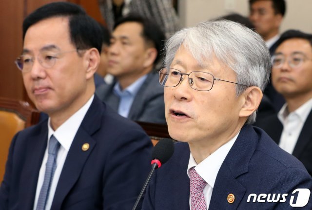 최기영 과학기술정보통신부 장관이 2일 서울 여의도 국회에서 열린 과학기술정보통신부 국정감사에서 질의에 답변하고 있다. 2019.10.2/뉴스1 © News1