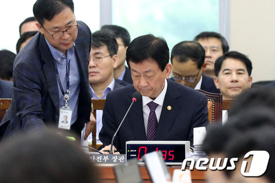 진영 행정안전부 장관이 2일 서울 여의도 국회에서 열린 행정안전위원회 국정감사에 출석해 자료를 살피고 있다. 사진=뉴스1