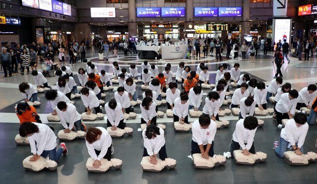 서울 용산 역사내에서 100여 명이 ‘심폐소생술 플래시몹을 하고 있다.