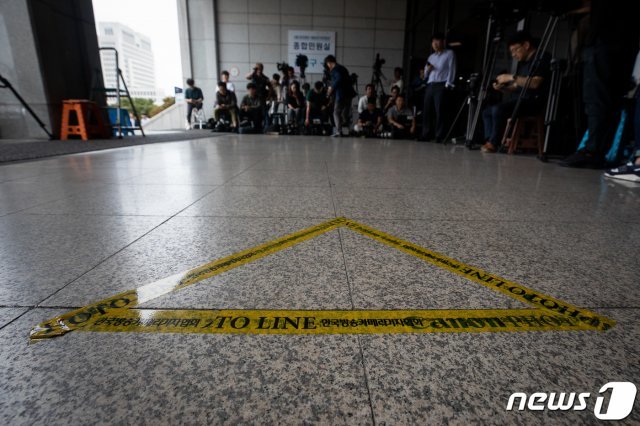 조국 법무부 장관의 부인 정경심 동양대 교수의 검찰소환을 앞둔 2일 서울 서초구 서울중앙지검에 취재진이 대기하고 있다. 2019.10.2/뉴스1 © News1