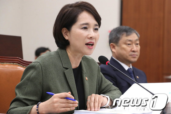 유은혜 사회부총리 겸 교육부 장관이 2일 오전 서울 여의도 국회에서 열린 교육위원회의 교육부 등에 대한 국정감사에서 질의에 답하고 있다. 사진=뉴스1