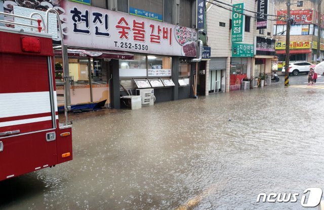 북상 중인 태풍 미탁 간접영향권에 들어간 2일 오후 경북 포항시 북구 장성동 아파트 앞 도로가 폭우에 침수돼 통행이 통제되고 있다.(독자제공) 2019.10.2/뉴스1 © News1