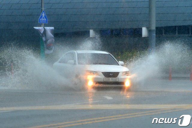 북상 중인 태풍 미탁 간접영향권에 들어간 2일 오후 경북 포항시 북구 영일대 앞 도로가 폭우에 침수돼 운전자들이 불편을 겪고 있다. 2019.10.2/뉴스1 © News1