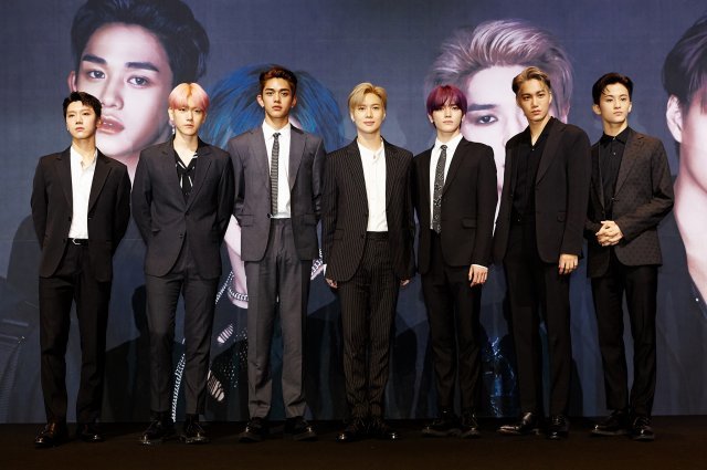 서울 용산구에서 2일 첫 선을 보인 한미 합작 슈퍼 아이돌 그룹 ‘SuperM(슈퍼엠)’. 왼쪽부터 텐, 백현, 루카스, 태민, 태용, 카이, 마크. SM엔터테인먼트 제공