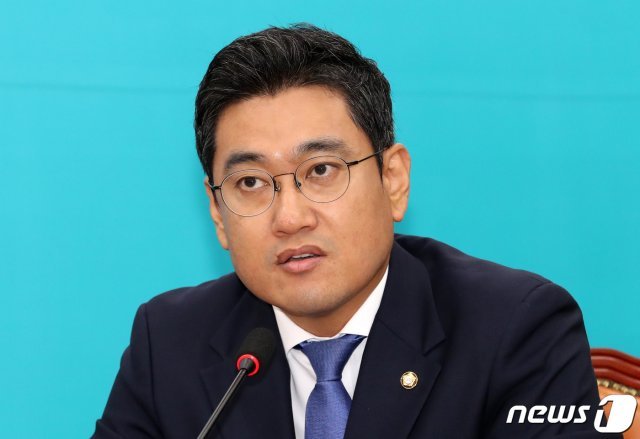 오신환 바른미래당 ‘변화와 혁신을 위한 비상행동’ 의원이 2일 서울 여의도 국회에서 열린 첫 회의에서 발언하고 있다. “이번 국감은 공정 정의 가치 더불어 민생지키고 경제 살리는 국감이 되어야 한다“고 말했다. 2019.10.2/뉴스1 © News1