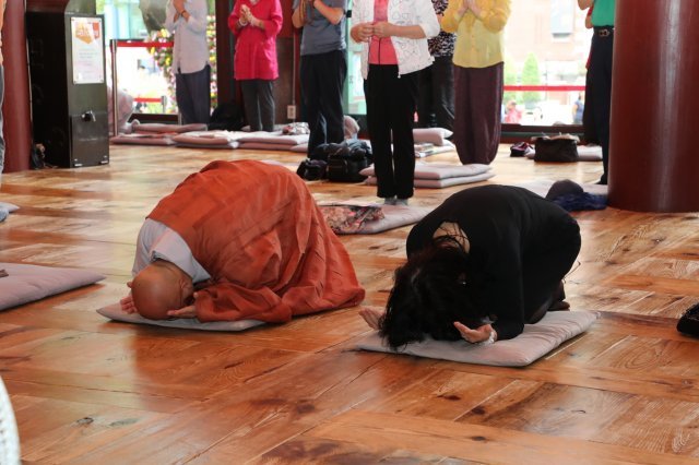 소설가 공지영이 2일 서울 종로구 대한불교조계종을 찾아 참회 삼배를 하고 있다.(대한불교조계종 제공)© 뉴스1