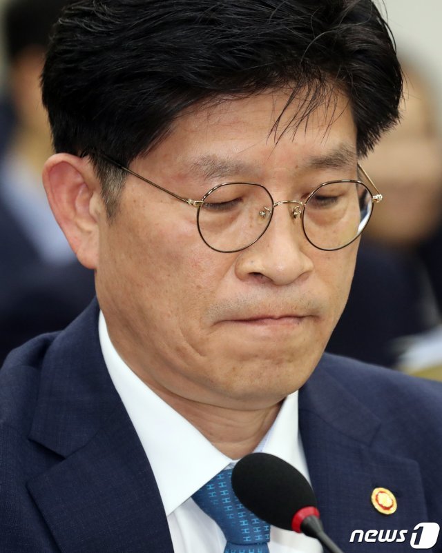 노형욱 실장이 국감에서 자료를 살피고 있다.