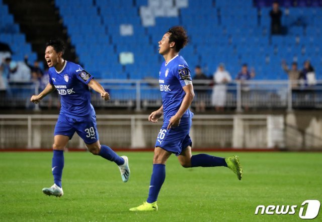 2일 오후 경기도 수원시 팔달구 수원월드컵경기장에서 열린 2019 KEB하나은행 FA컵 4강 2차전 수원 삼성 블루윙즈와 화성FC의 경기에서 수원 염기훈이 득점 후 기뻐하고 있다. 2019.10.2/뉴스1 © News1