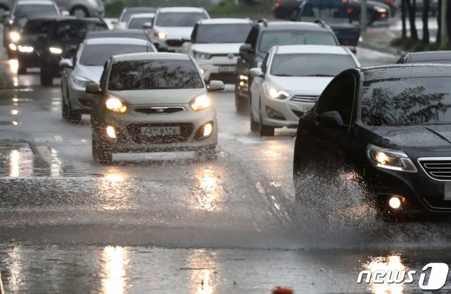 제18호 태풍 ‘미탁’(MITAG)이 북상하며 울산지역에 호우주의보가 발효된 2일 오전 울산시 남구 한 도로에서 차량들이 전조등을 켠 채 서행하고 있다. 2019.10.2/뉴스1 © News1
