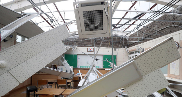 태풍 ‘미탁’에… 폭격맞은 듯한 제주 교실, 성주선 1명 사망